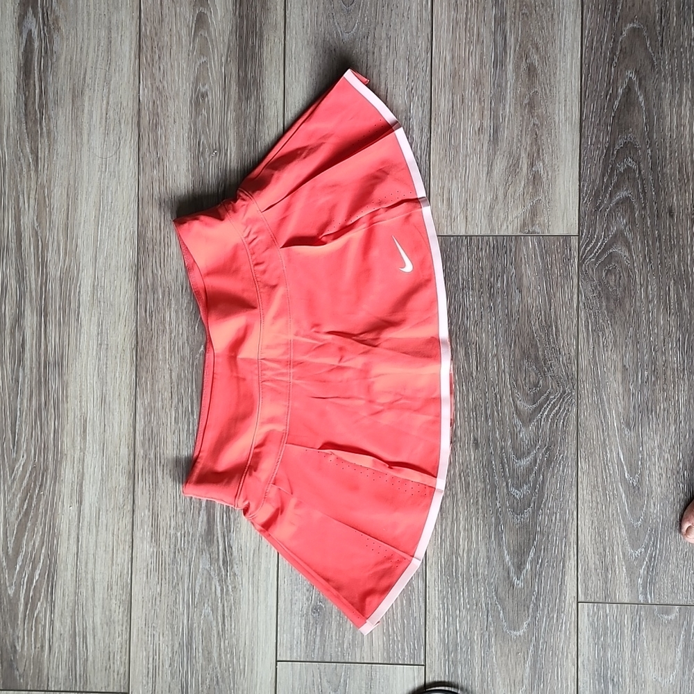 NIKE Small Tennis Skirt in Coral Red
